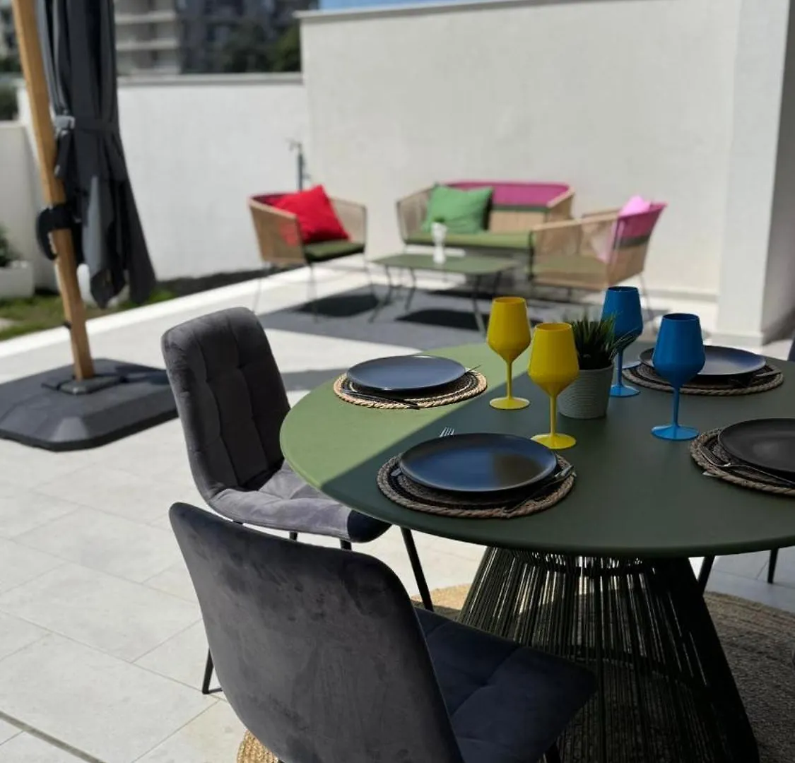 Appartamento Sunny Courtyard Sleeps 4 With Parking Bari