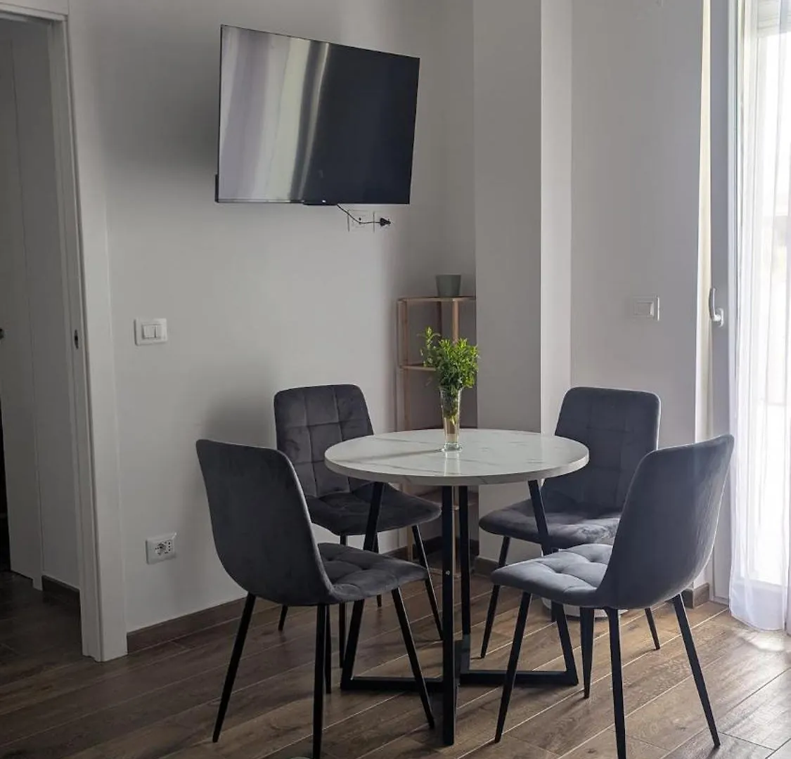 Appartamento Sunny Courtyard Sleeps 4 With Parking Bari