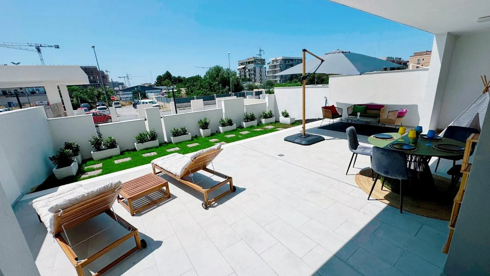 Appartamento Sunny Courtyard Sleeps 4 With Parking Bari